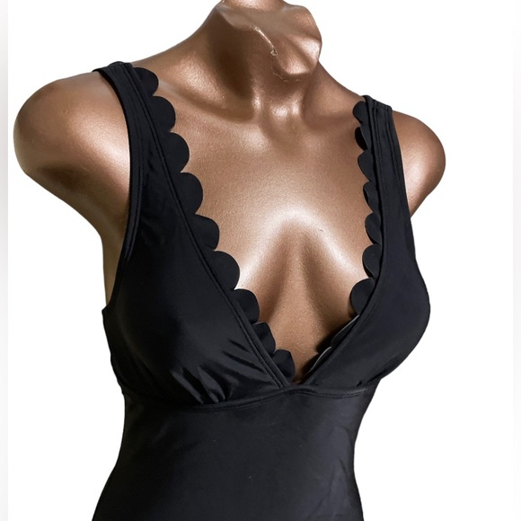 Scallop Low V Swimsuit - Picture 2 of 6